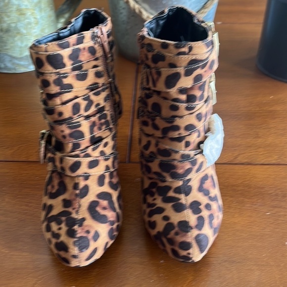 NWOT Charlotte Russe cheetah print zip bootie heels - Picture 4 of 13